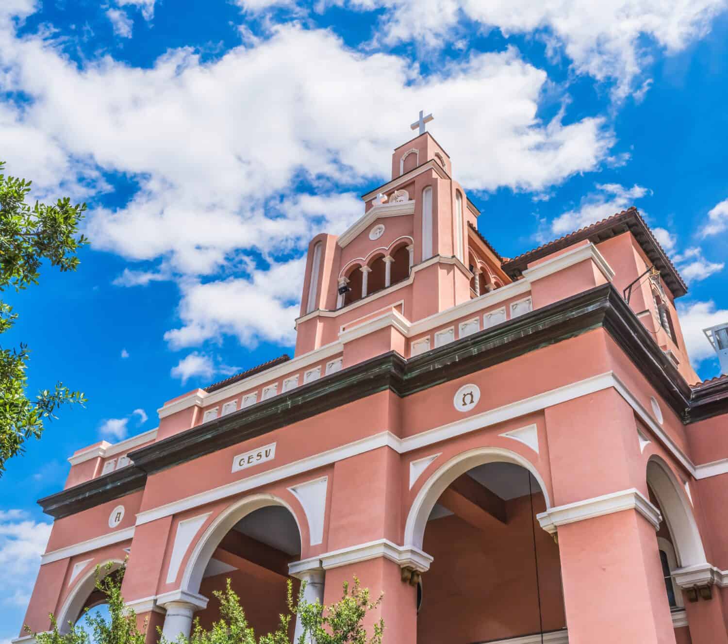Storica facciata della chiesa cattolica del Gesù fuori Miami, Florida.  Fondata nel 1898 Chiesa costruita negli anni '20.