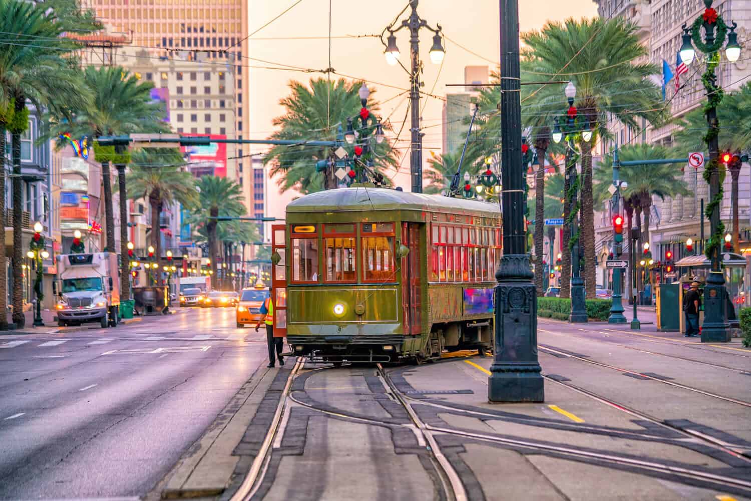 Tram nel centro di New Orleans, Stati Uniti d'America al crepuscolo
