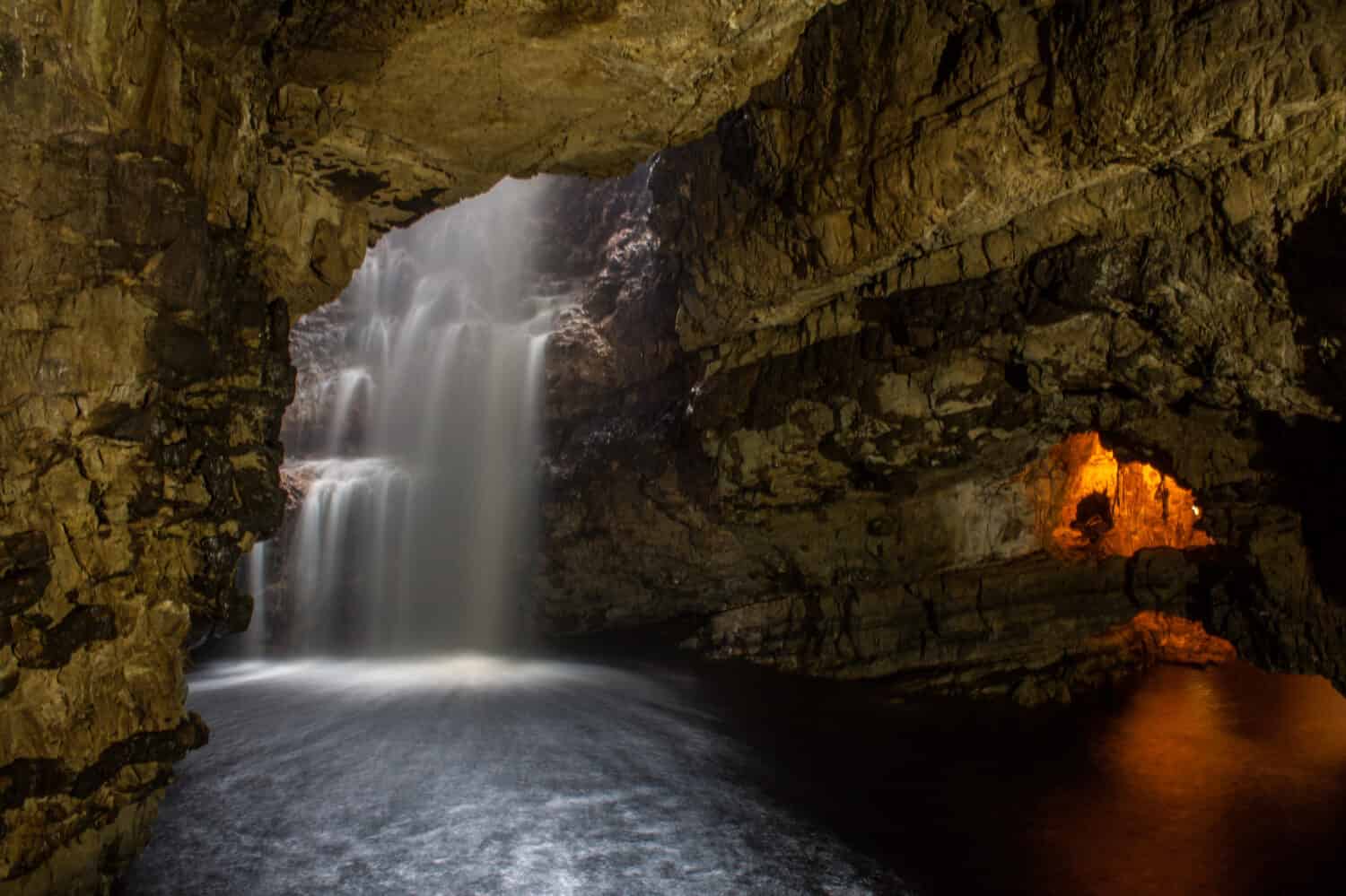 All'interno della Smoo Cave a Durness, in Scozia