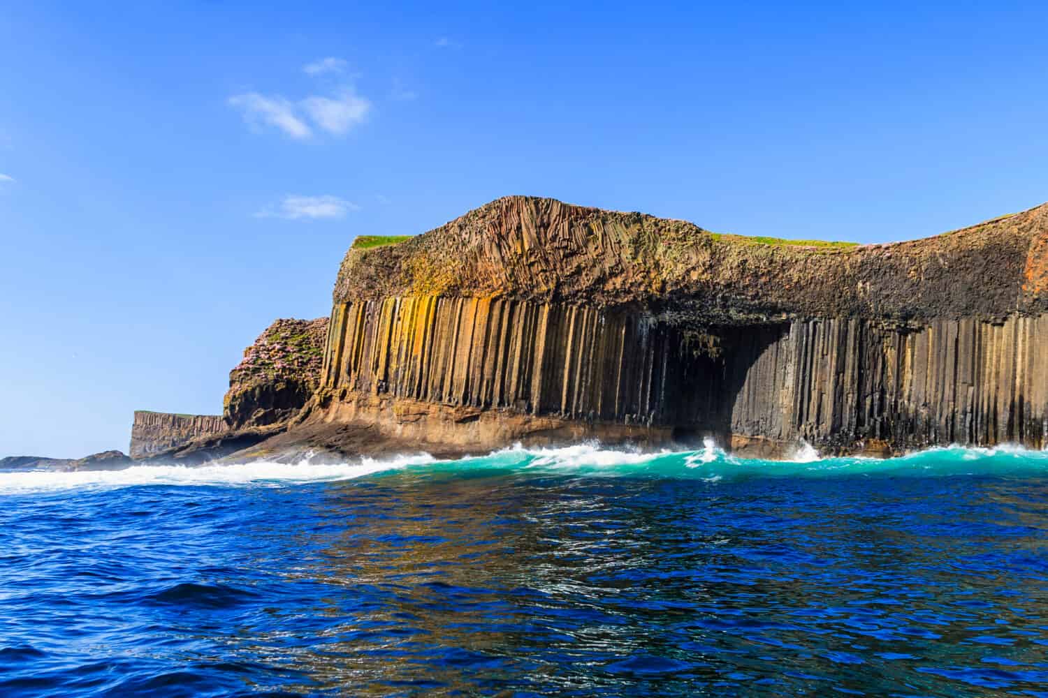 La grotta di Fingal Staffa isola sulla costa della Scozia