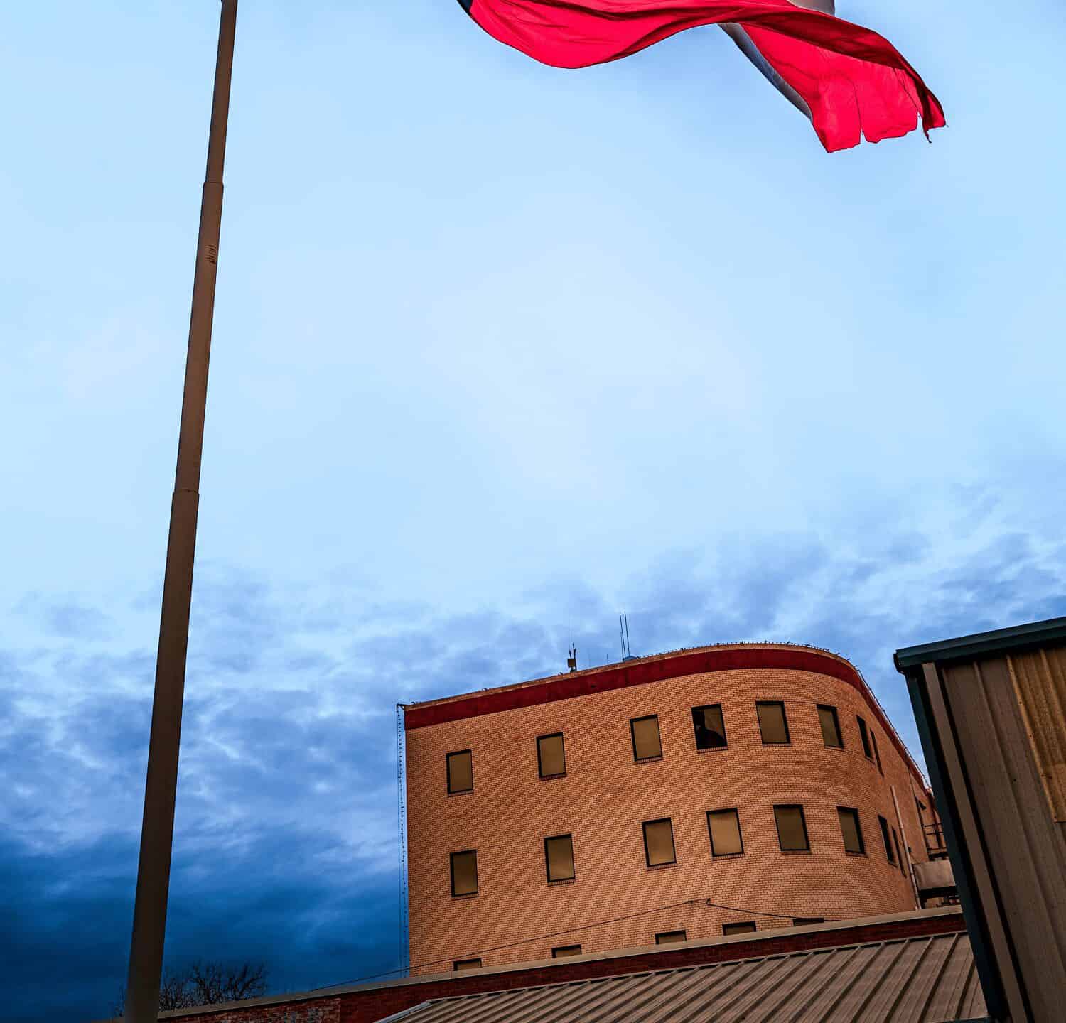 Lone Star Texas State Flag sventola nel vento su Odessa in Texas, Stati Uniti d'America, drammatico cloudscape