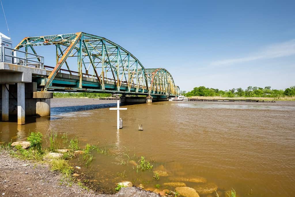Vintage Highway 90 ponte di travatura reticolare nella Louisiana rurale