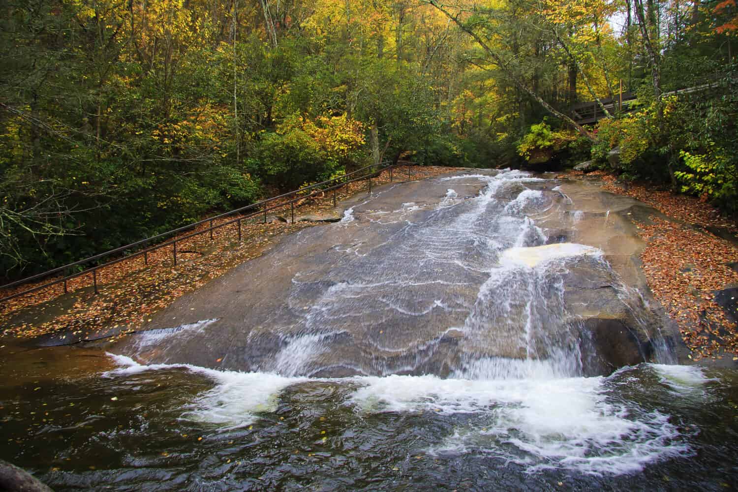 Roccia scorrevole nella Carolina del Nord occidentale vicino a Brevard in autunno