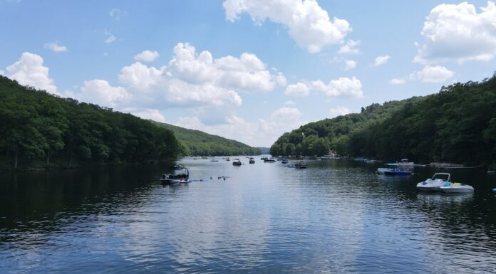 Vista pittoresca del lago Deep Creek