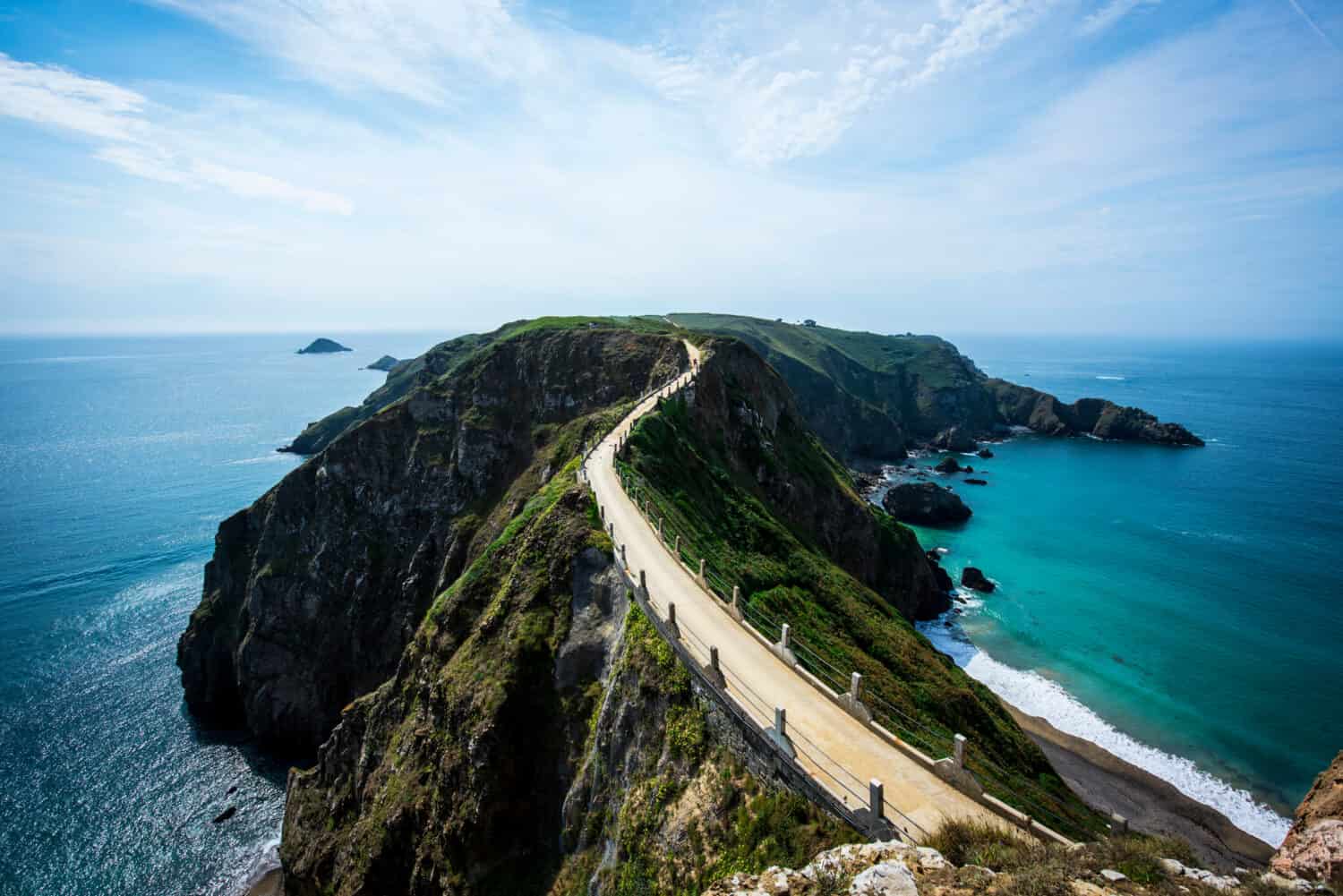 Idilliaca vista estiva dell'isola di Sark, che mostra la sua atmosfera serena, la vegetazione lussureggiante e i pittoreschi dintorni costieri