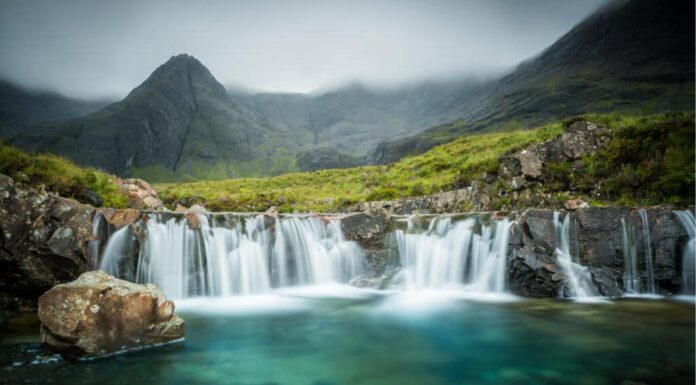 Vista panoramica dell'affascinante isola di Skye in Scozia, che mostra i suoi aspri paesaggi, le dolci colline e l'incantevole bellezza