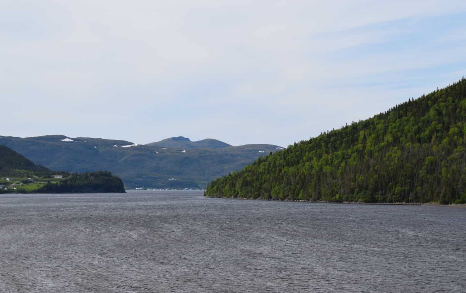 vista attraverso il braccio sud della baia di Bonne verso le colline sud-orientali nel Parco Nazionale Gros Morne lungo il sentiero vichingo;  Terranova e Labrador Canada