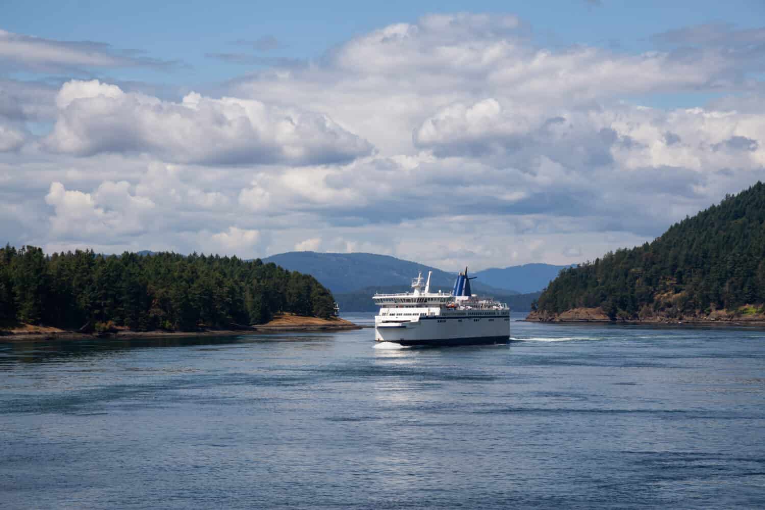 Bella vista di un traghetto che passa nelle isole del Golfo si restringe durante una soleggiata giornata estiva.  Preso vicino all'isola di Vancouver, British Columbia, Canada.