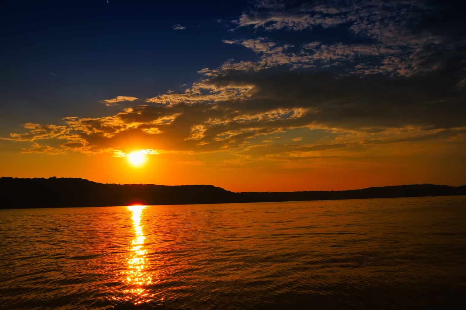 La brillantezza e la bellezza del tramonto arancione in una calda serata estiva a Brookville Lake in Indiana, USA.