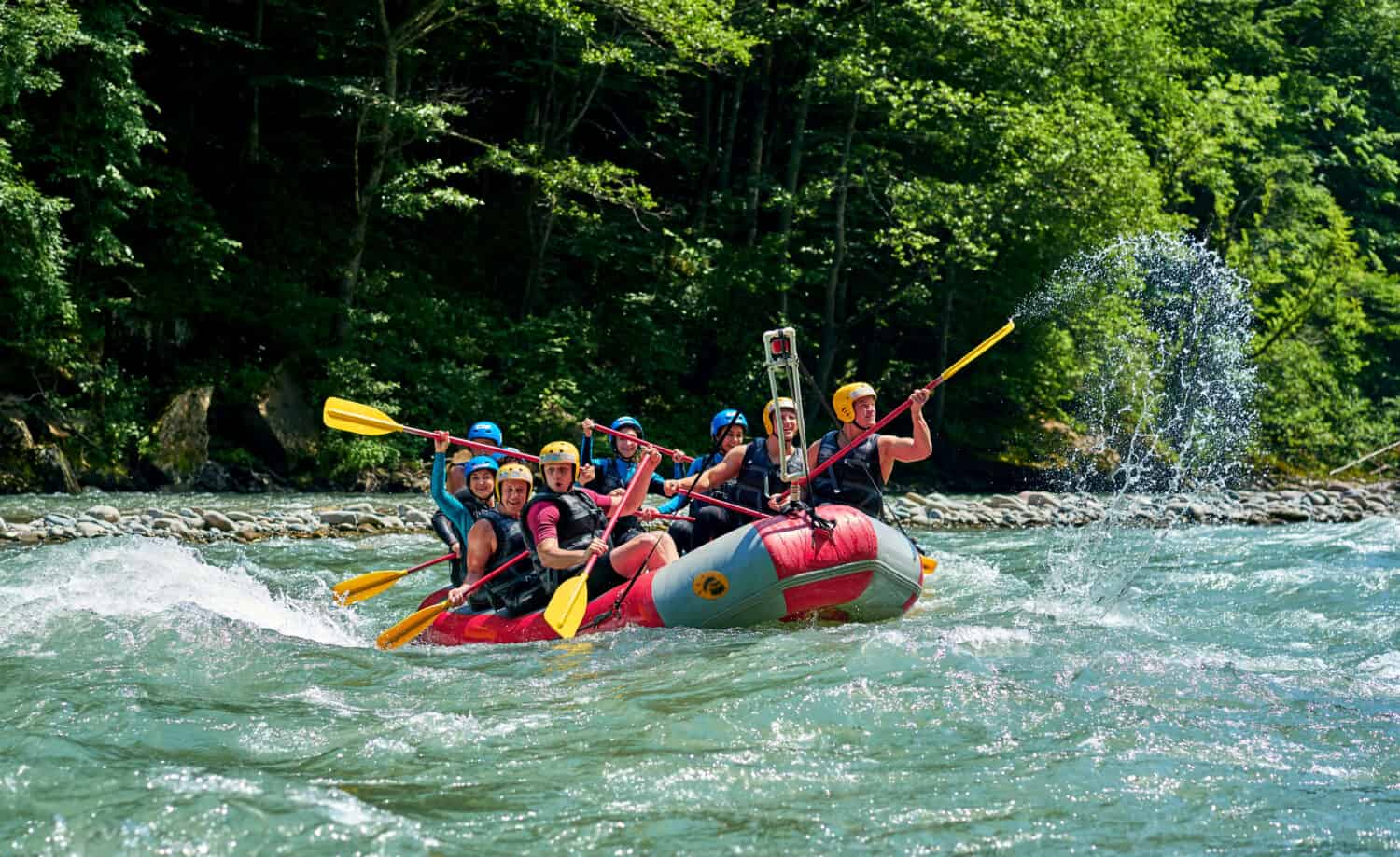 rafting su un fiume di montagna