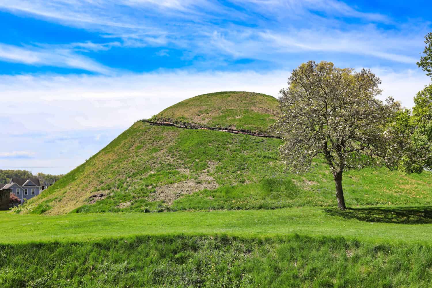 Moundsville, West Virginia, appena fuori Wheeling, ospita il Grave Creek Mound.  Questo storico tumulo funerario fu costruito dagli abitanti dell'Arena prima di Cristo.  