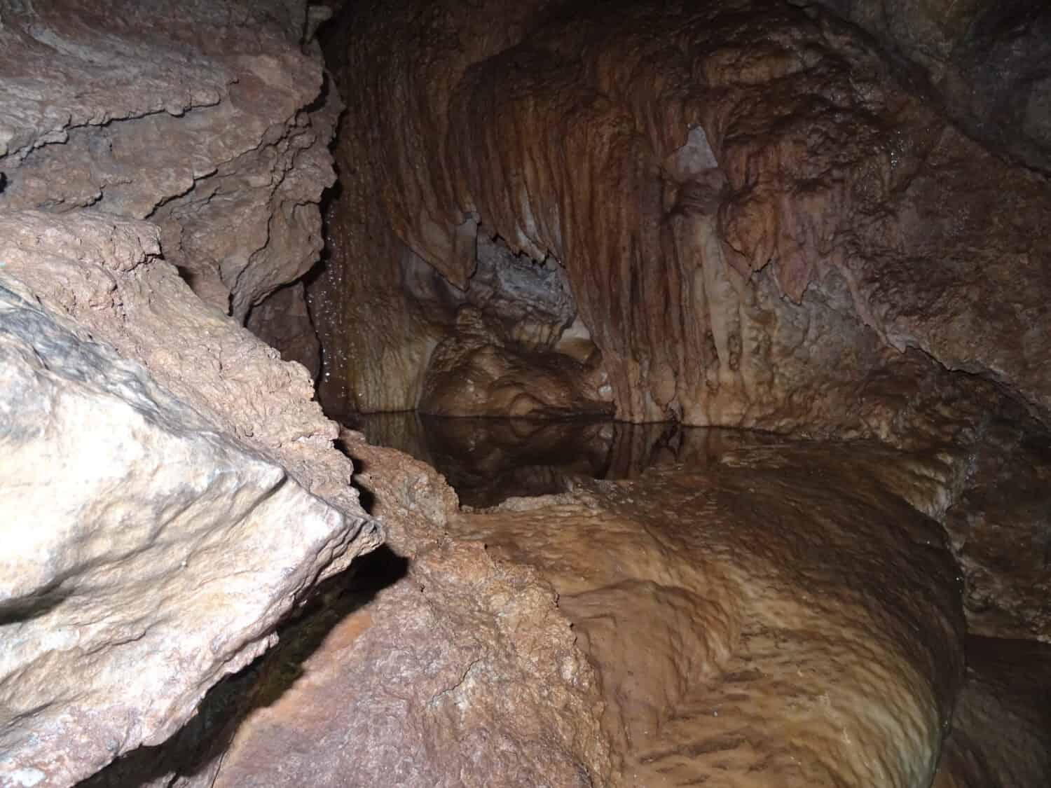 Grotta piscina circondata da stalattiti