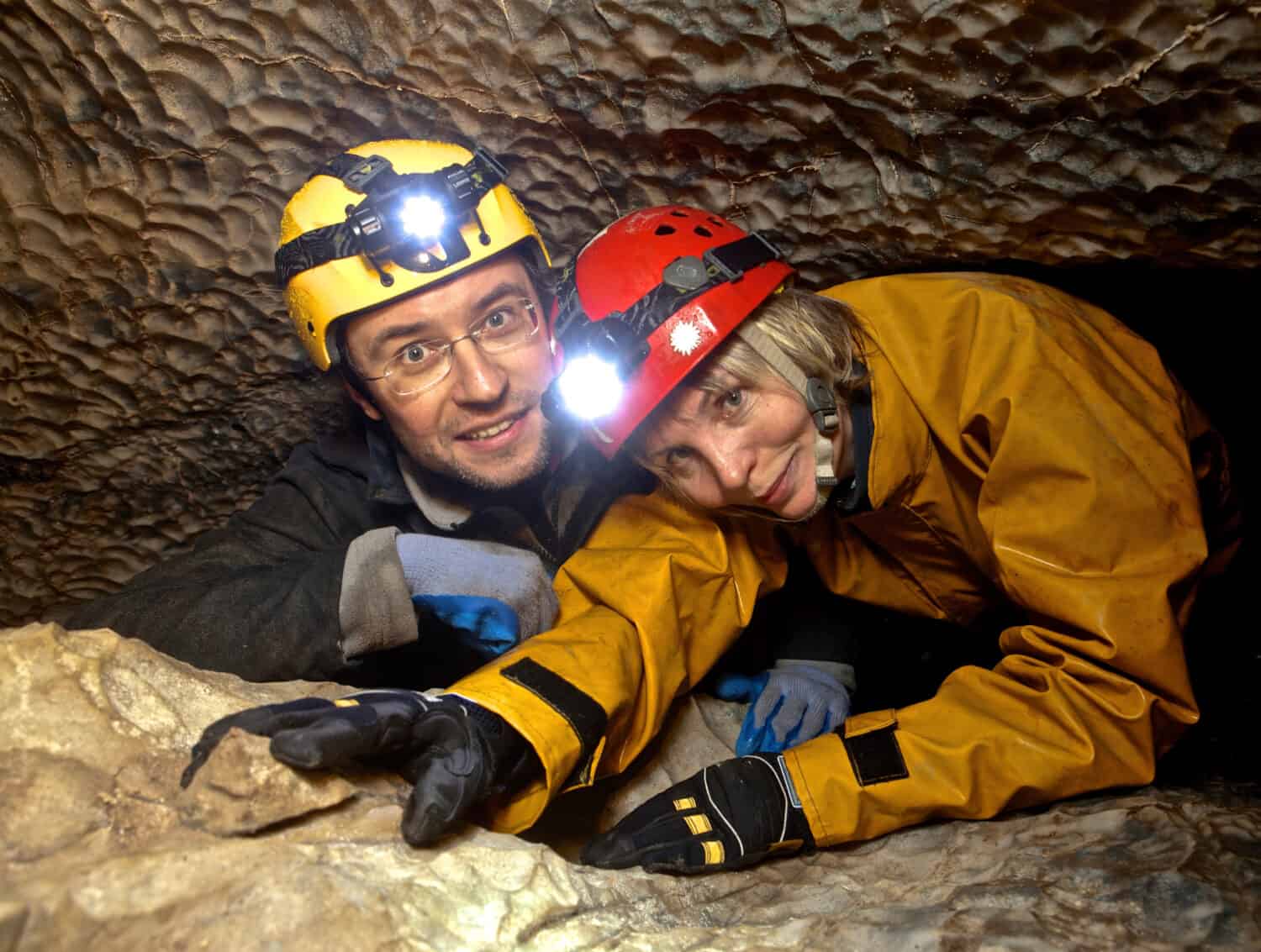 Avventurosa coppia di mezza età che esplora la grotta sull'isola di Vancouver.  British Columbia.  Canada 