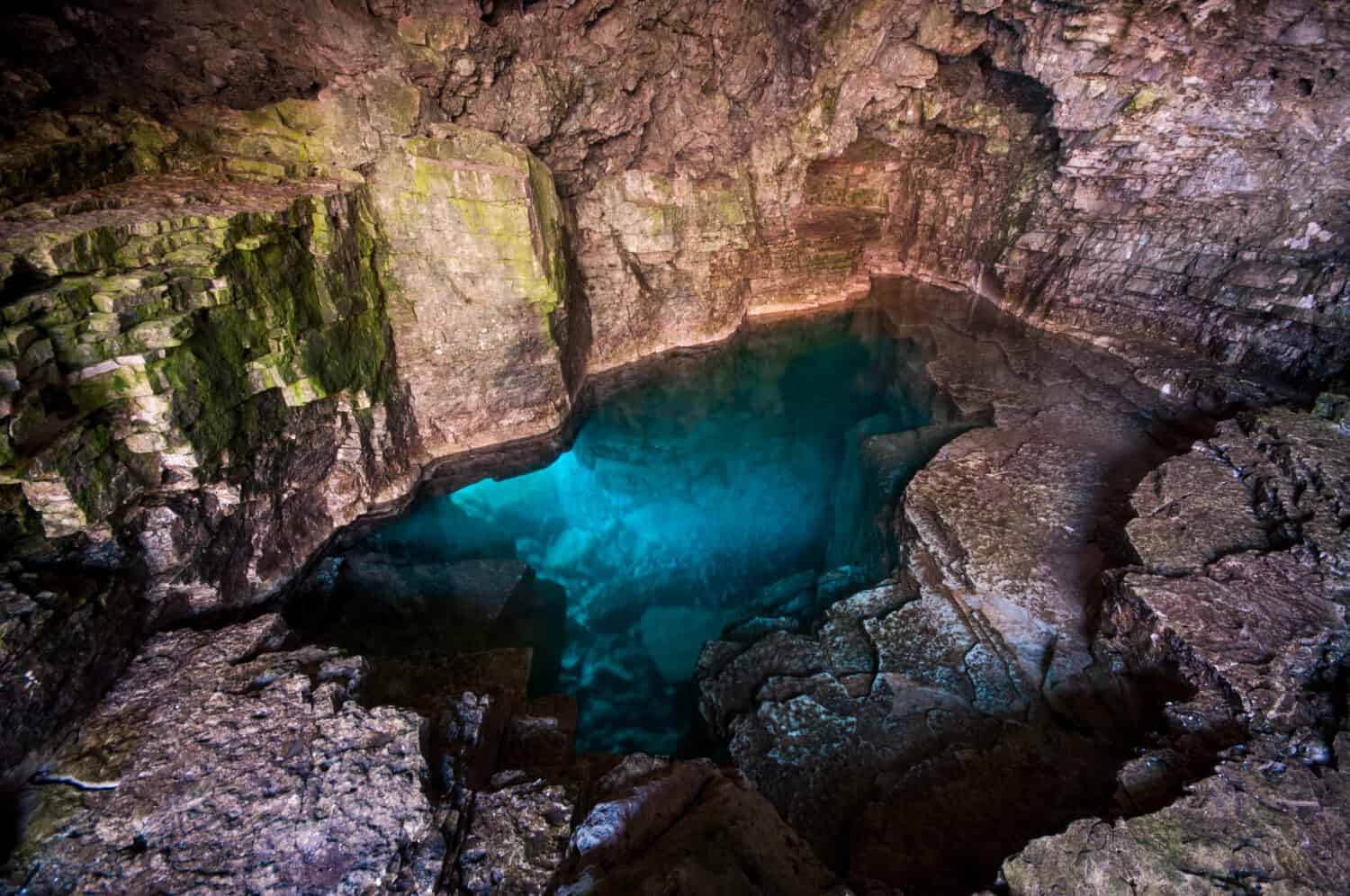 Scintillanti acque turchesi della Grotta al Parco Nazionale della Penisola di Bruce, Tobermory Ontario, Canada