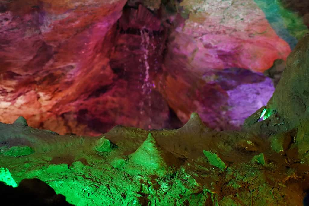 Grotta di calcare che mostra stalagmiti.