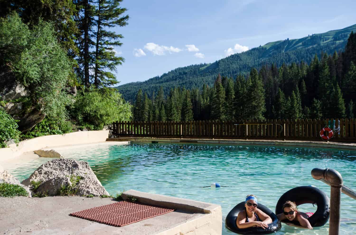 Due amiche si godono Granite Creek Hot Springs a Jackson Wyoming con camere d'aria nere