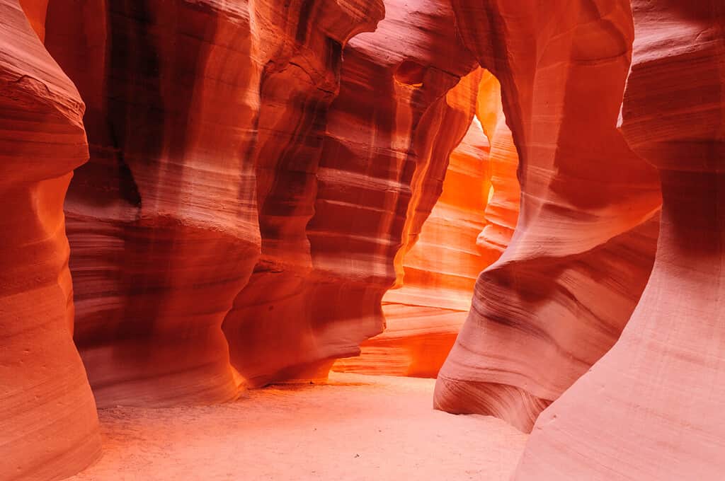 L'interno delle strette pareti del tortuoso Antelope Canyon nel Navajo Tribal Park, vicino a Page Arizona.