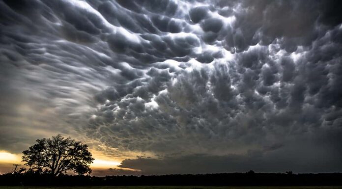 Una giornata buia, vicino all'Oklahoma, il tornado di El Reno del 2013 e le relative tempeste hanno avuto un impatto terribile.  Abbiamo evitato il peso di questa tempesta, ma anche a così lunga distanza il potere della tempesta era palpabile.