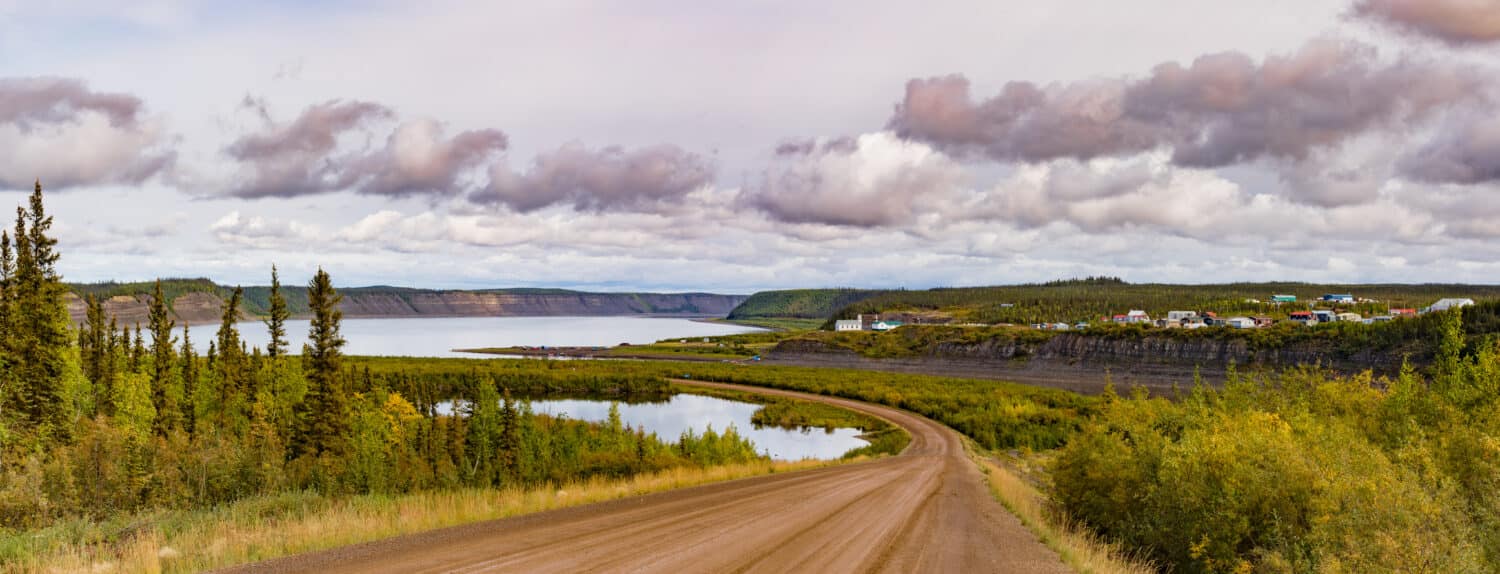 Paesaggio artico intorno alla Dempster Highway che si avvicina alla piccola città di Tsiigehtchic sulla riva del fiume Mackenzie, Northwest Territories, NWT, Canada