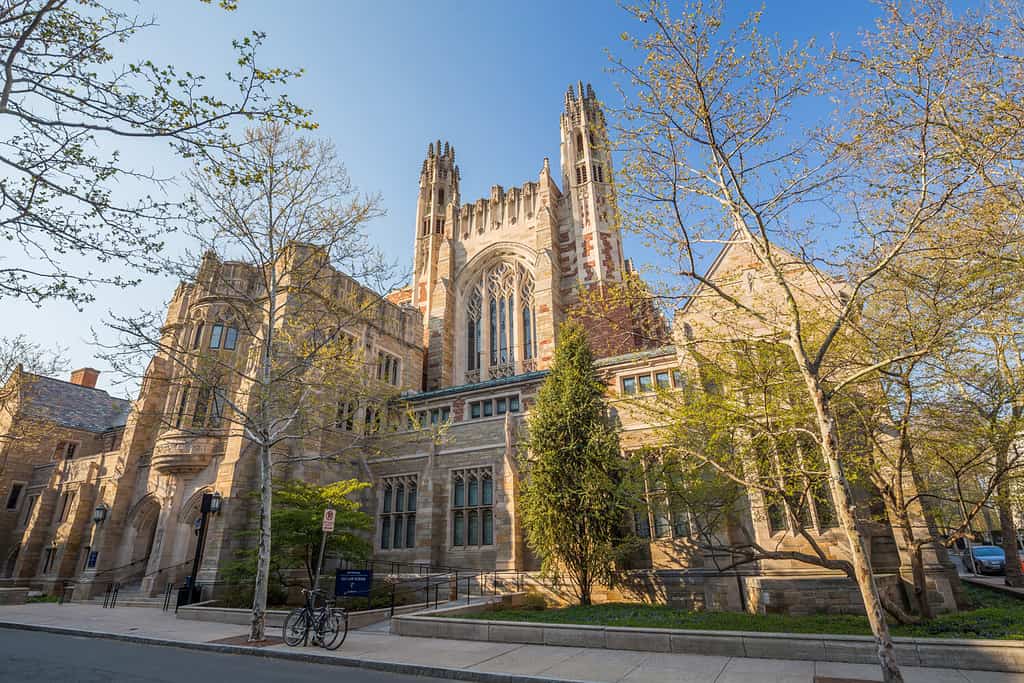 Edifici dell'Università di Yale nel cielo blu primaverile a New Haven, CT USA