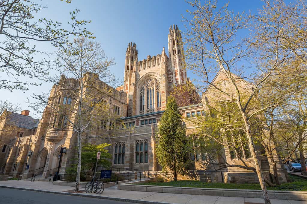 Gli edifici dell'università di Yale nel cielo blu di primavera a New Haven, CT USA