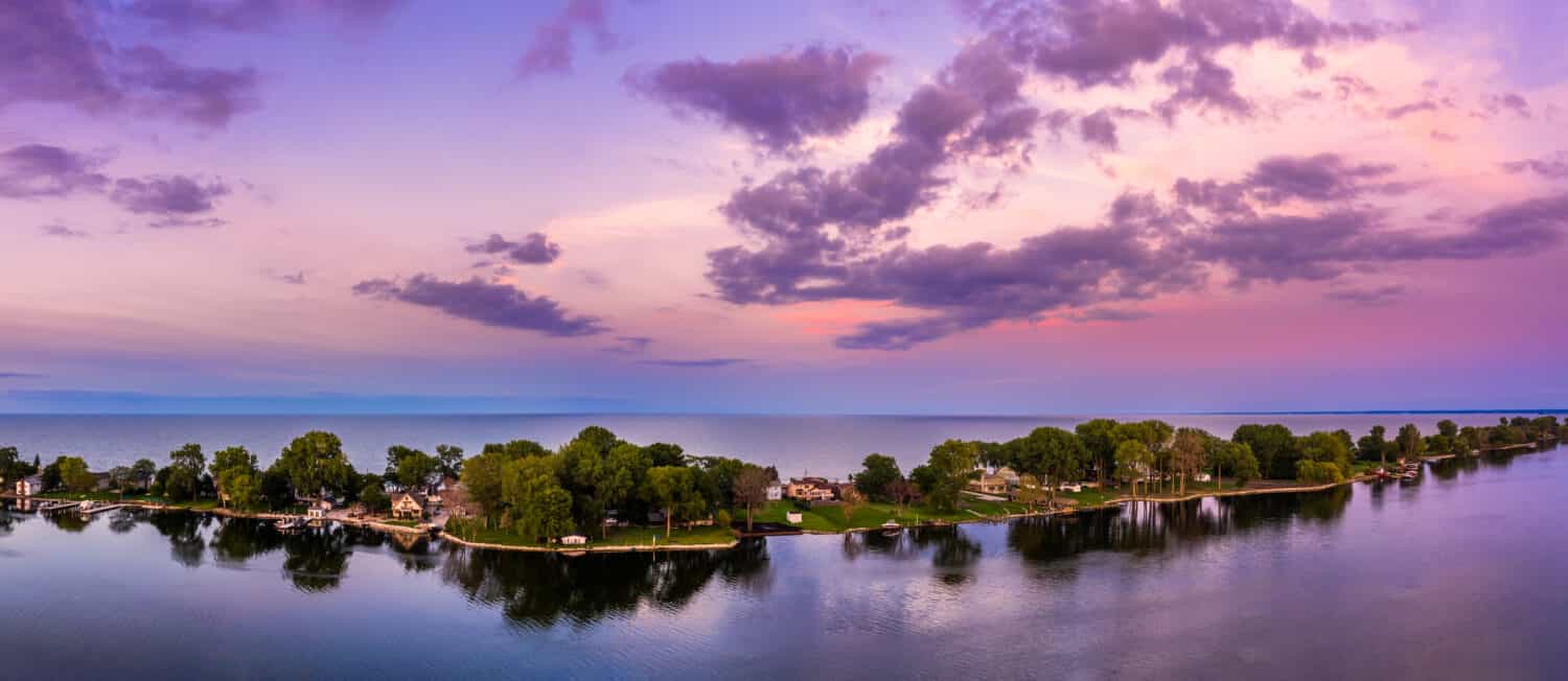 Panorama aereo della penisola di Cedar Point al tramonto, a Sandusky, Ohio, sul lago Erie.