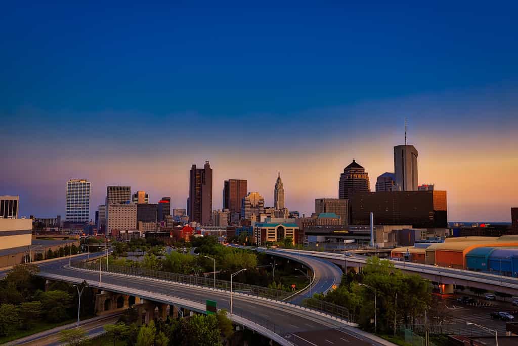 Guardando verso sud la città di Columbus Ohio skyline al tramonto.