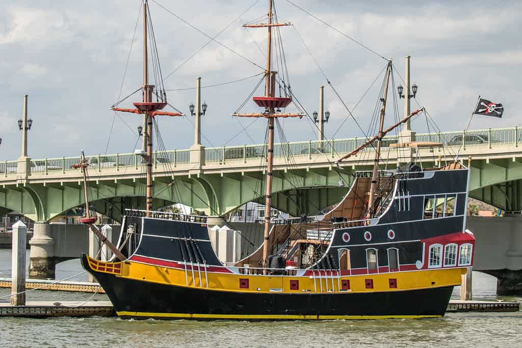 Una replica di una nave alta che batte una bandiera pirata con teschio e ossa incrociate, ora nel porto di St Augustine, in Florida.