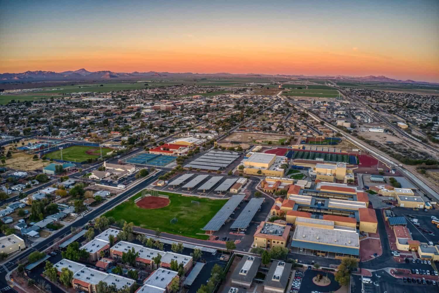 Veduta aerea dell'alba sul sobborgo di Phoenix di Buckeye, Arizona