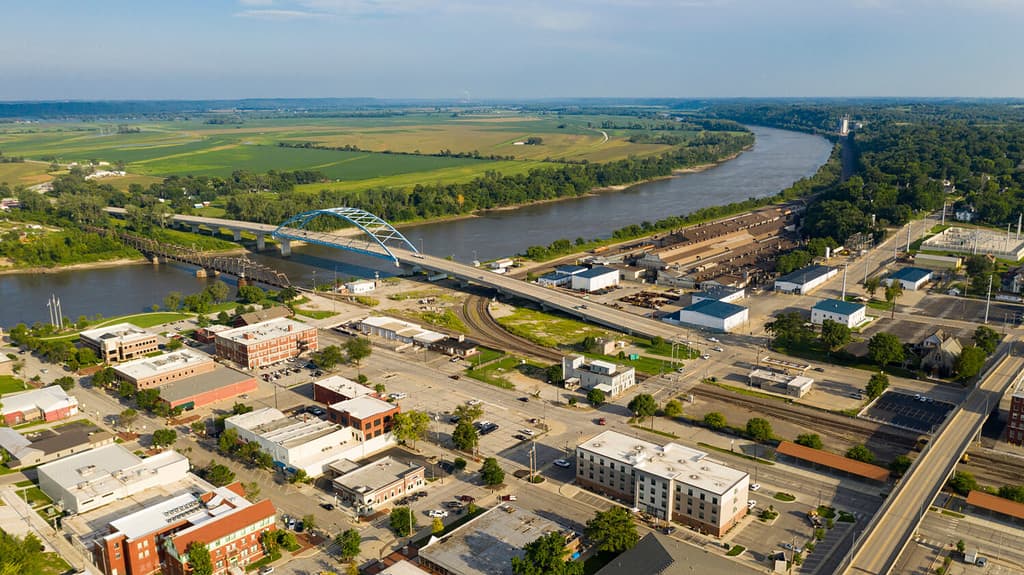 Vista aerea sul centro della città di Atchison Kansas a metà luce del mattino