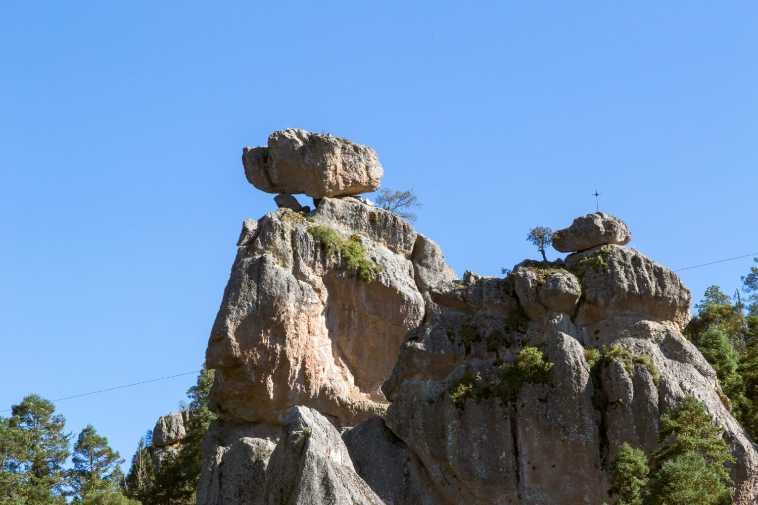 Una vista panoramica della formazione rocciosa a Penas Cargadas Hidalgo Mexique - El Chico National Park