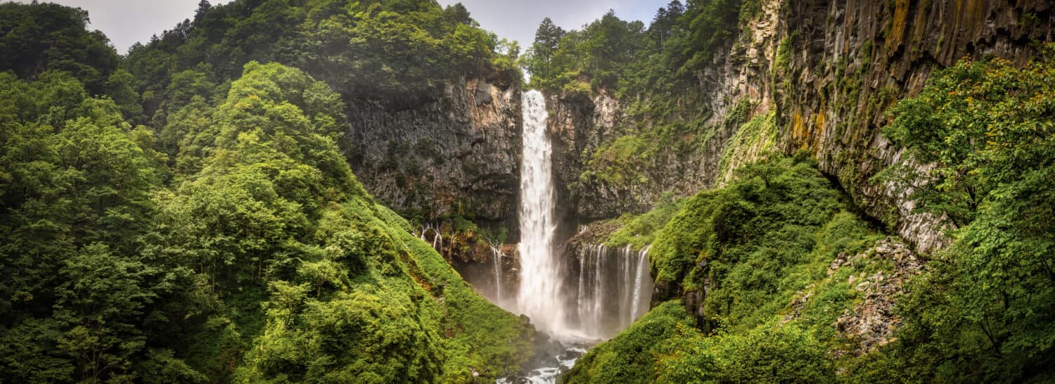 Le cascate di Kegon nel Parco nazionale di Nikkō vicino a Nikkō, in Giappone, sono considerate una delle 100 migliori cascate del Giappone e sono costituite dalle cascate principali alte circa 320 piedi circondate da 12 cascate più piccole.