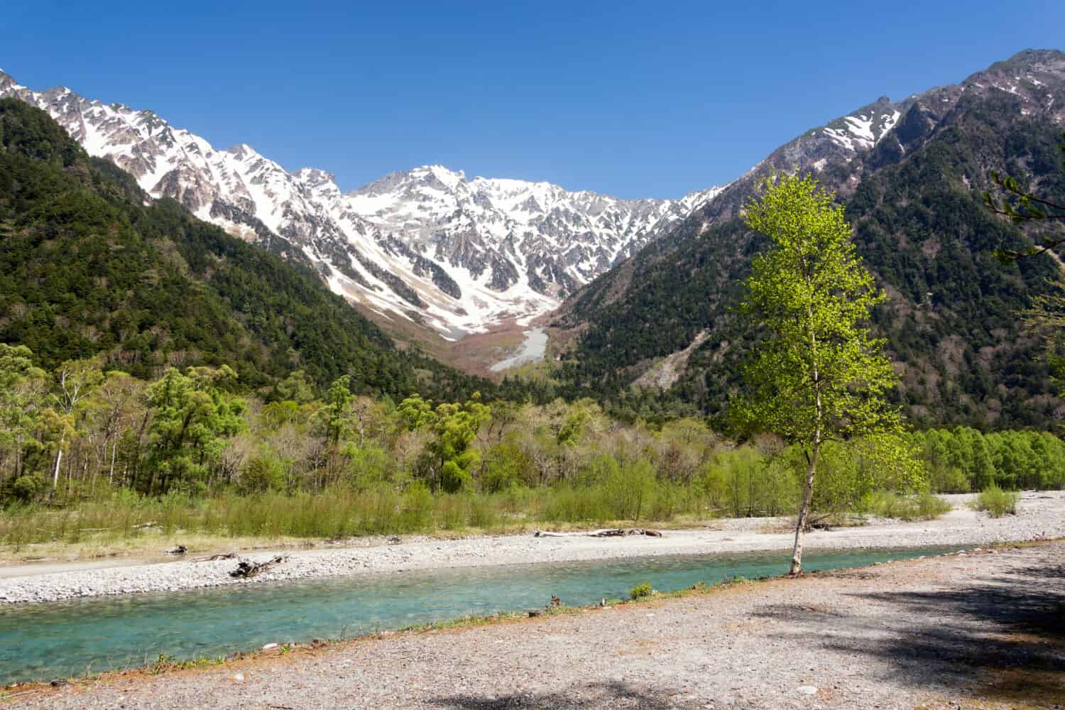 Vista sulla valle di Kamikochi, Chubu Sangaku National Park, Nagano, Giappone.  Splendidi dintorni nelle Alpi giapponesi per escursioni, passeggiate e per godersi la natura al massimo.  Per essere in armonia con la natura.