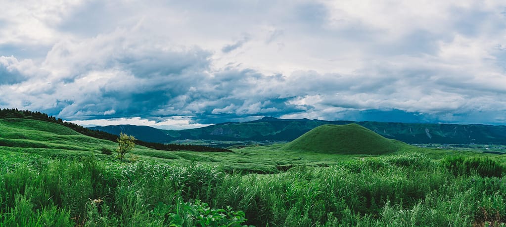 Monte Aso, Giappone, nel mese di agosto.  È il più grande vulcano attivo del Giappone ed è tra i più grandi del mondo.  Si trova nel Parco Nazionale Aso Kujū nella Prefettura di Kumamoto, sull'isola di Kyushu.