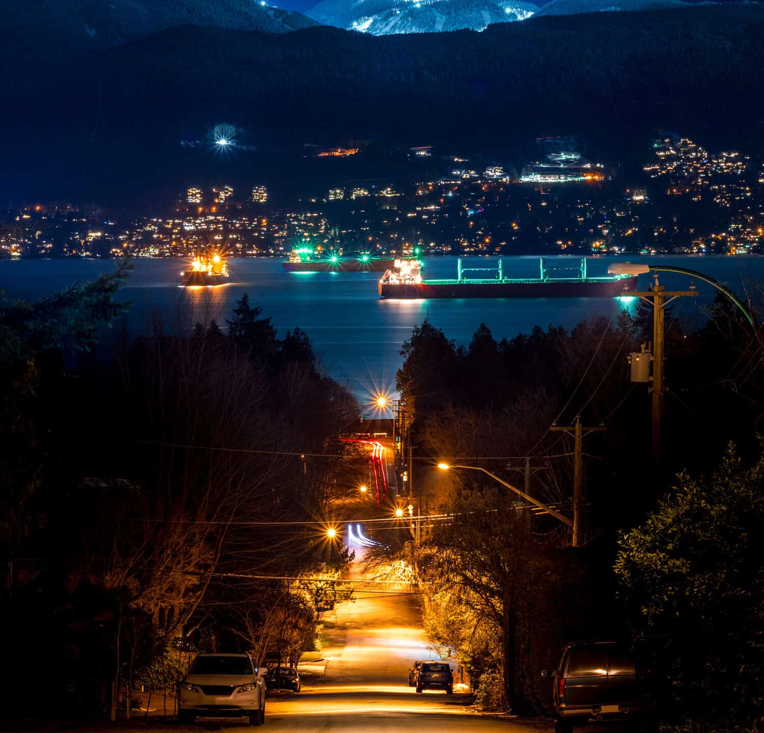 VANCOUVER MOUNTAIN SCAPE DI NOTTE - Bella scena di lampione urbano urbano, guardando in discesa sulle navi nel porto.  Splendida vista in lontananza.  Grouse Mountain a Vancouver, British Columbia, Canada