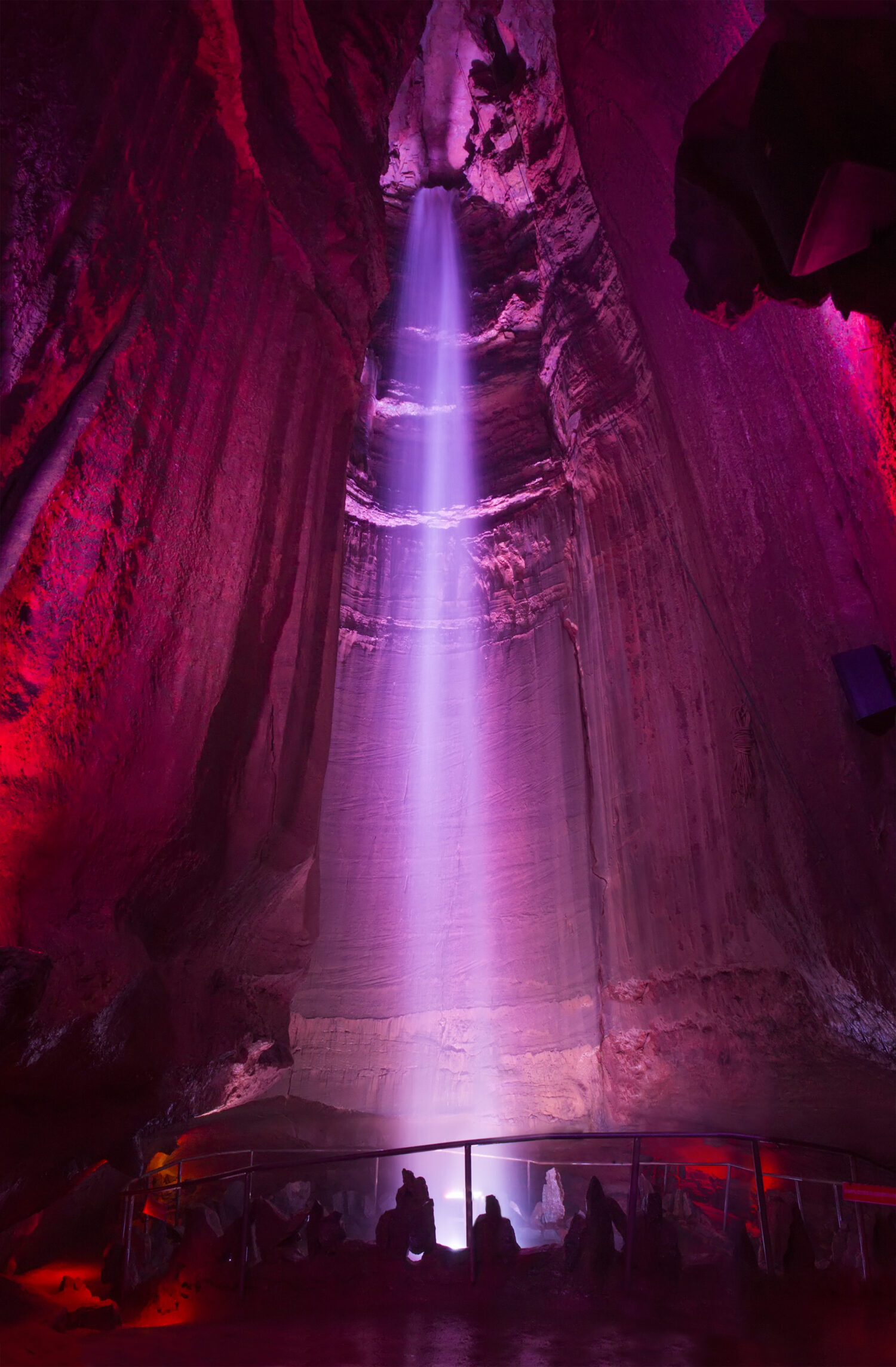 Ruby Falls è una cascata sotterranea situata all'interno di Lookout Mountain, vicino a Chattanooga, nel Tennessee, negli Stati Uniti.