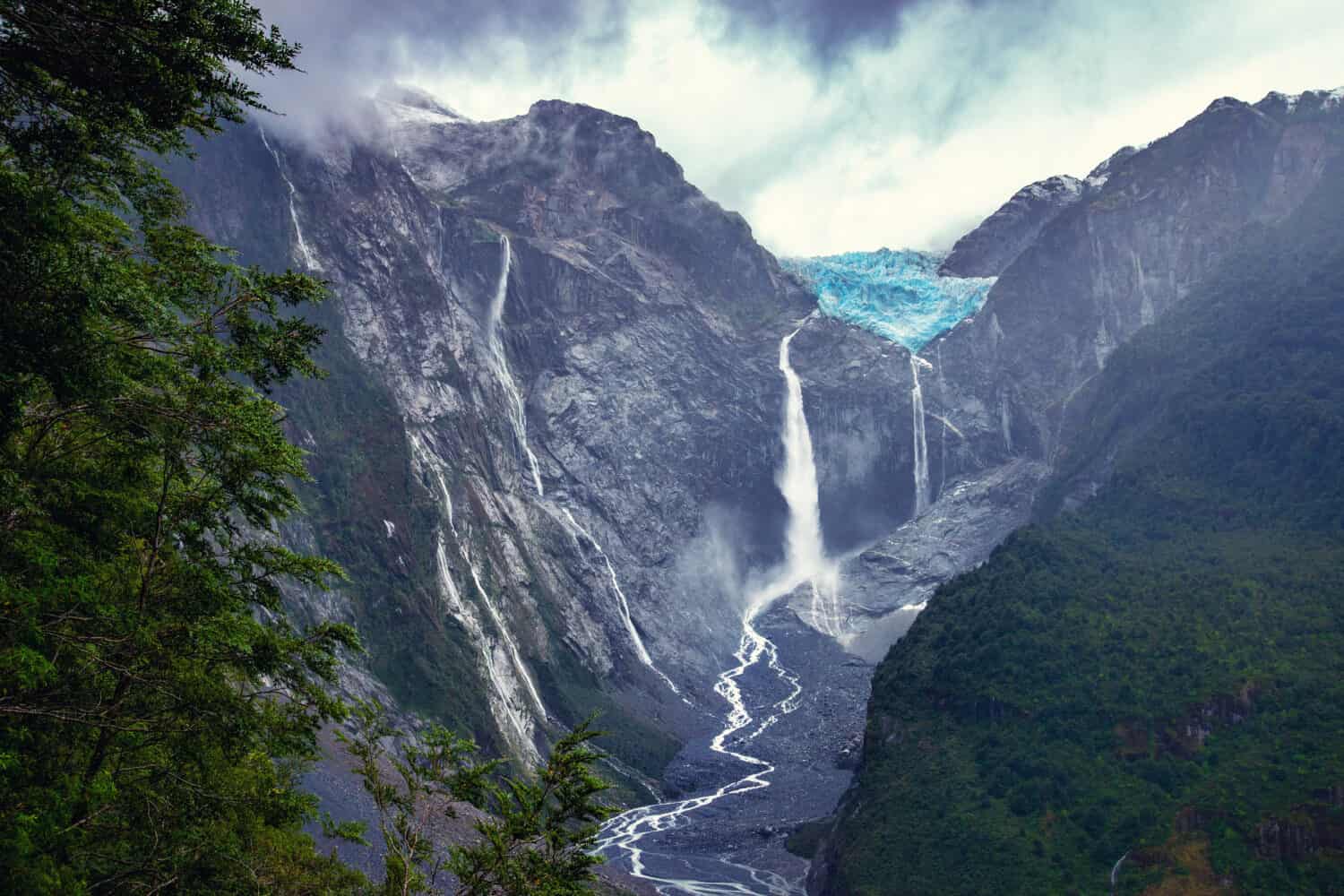 Acqua che scorre dal ghiacciaio del Parco Nazionale di Queulat