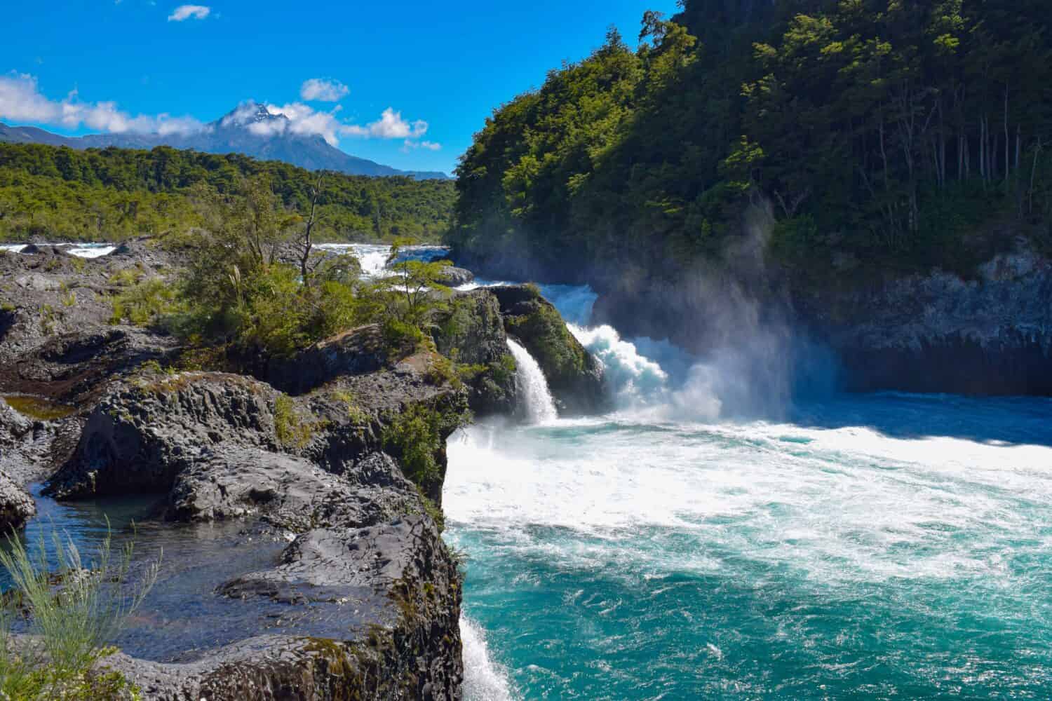 I Saltos del Río Petrohué sono cascate situate poco a valle del Lago Todos Los Santos.  Si trovano all'interno del Parco Nazionale Vicente Pérez Rosales vicino alla strada per Petrohué.