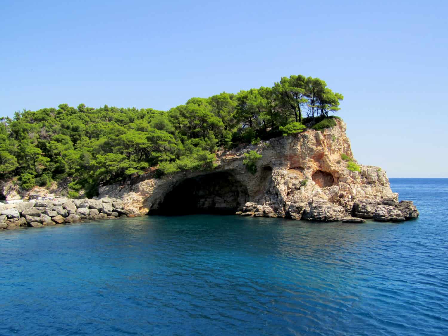 La famosa grotta blu dell'isola di Alonissos in Grecia, una parte del Parco Nazionale Marino, piena di impressionanti e bellissimi colori estivi del mare.