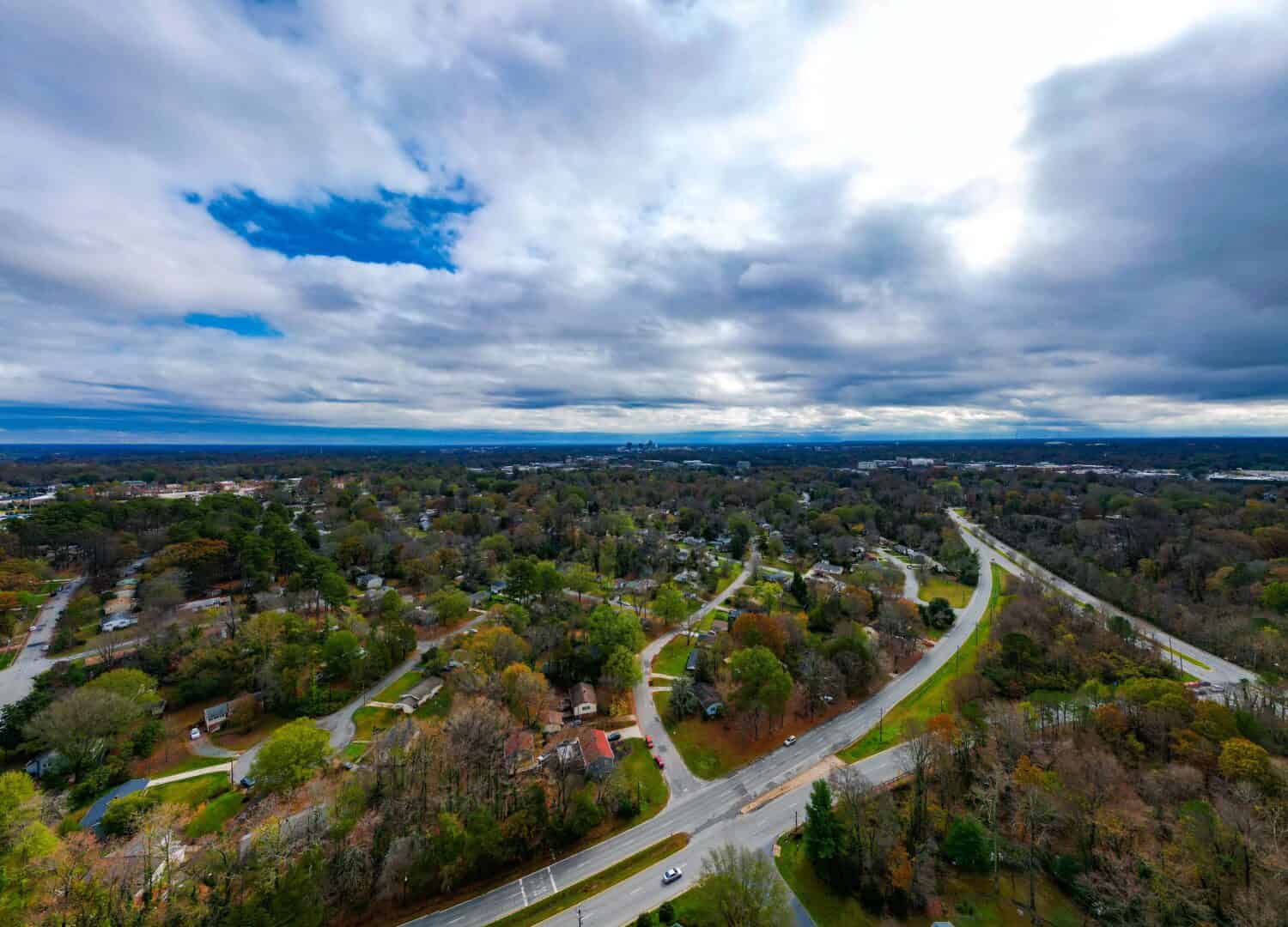 Una ripresa aerea sopra i sobborghi della Triade piemontese della città di Greensboro nella Carolina del Nord