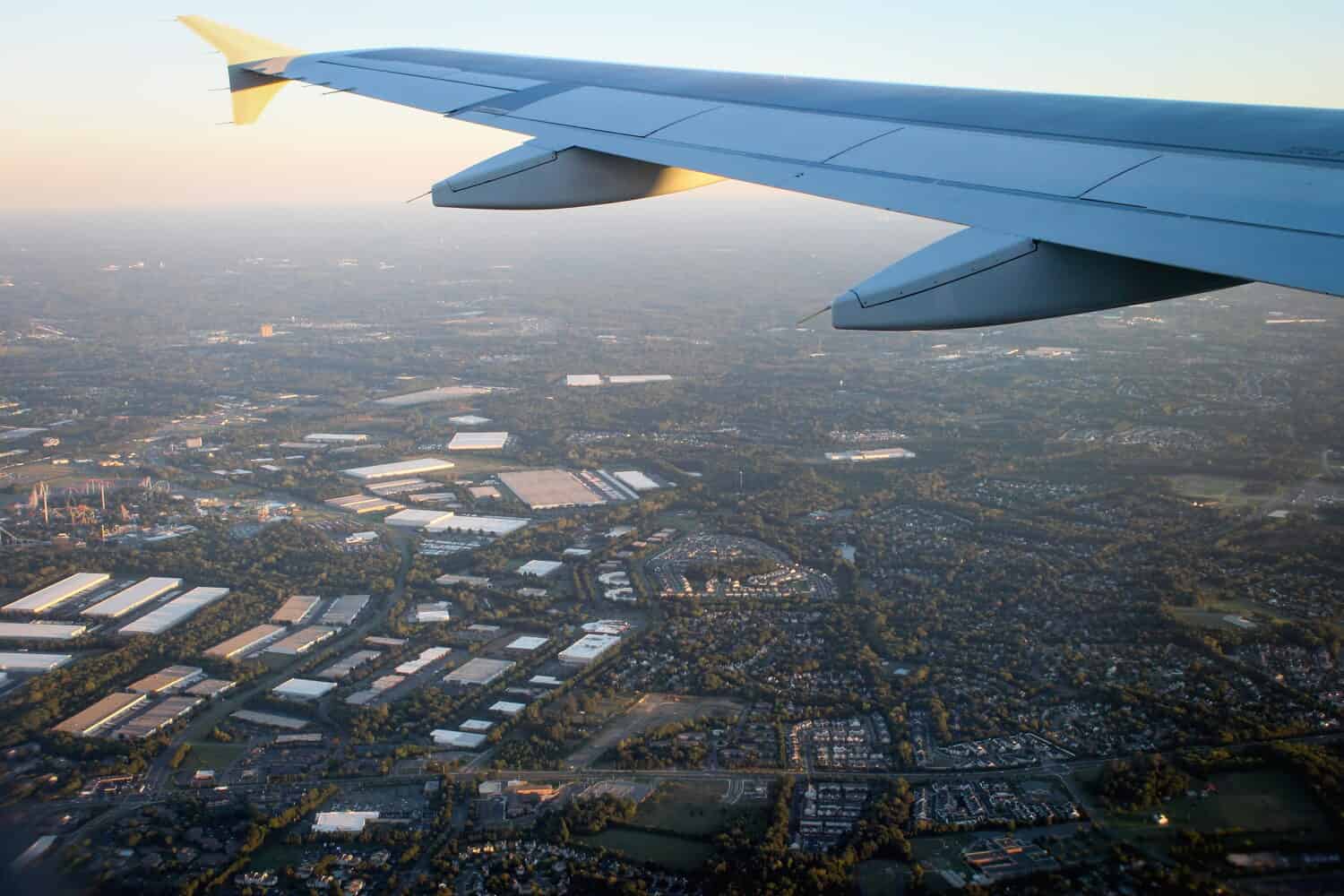 Vista aerea di Charlotte, Carolina del Nord, presa dalla finestra di un aereo in discesa che arriva all'aeroporto internazionale di Charlotte Douglas.