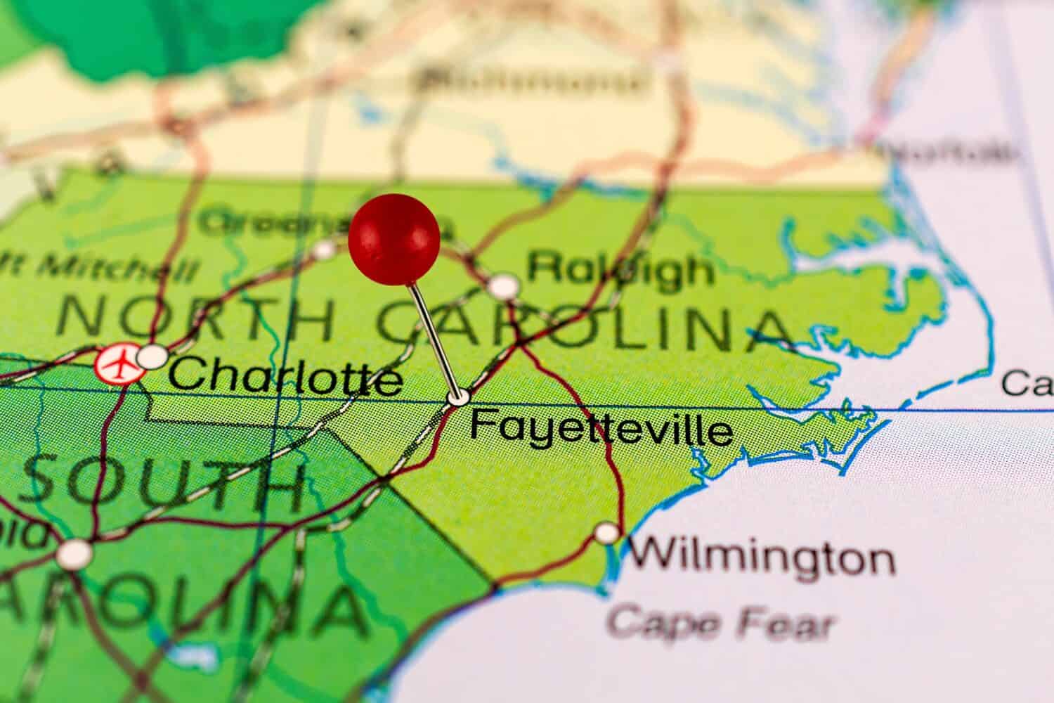 Mappa dei pin di Fayetteville.  Primo piano della mappa di Fayetteville con perno rosso.  Mappa con puntino rosso di Fayetteville negli Stati Uniti, Carolina del Nord.