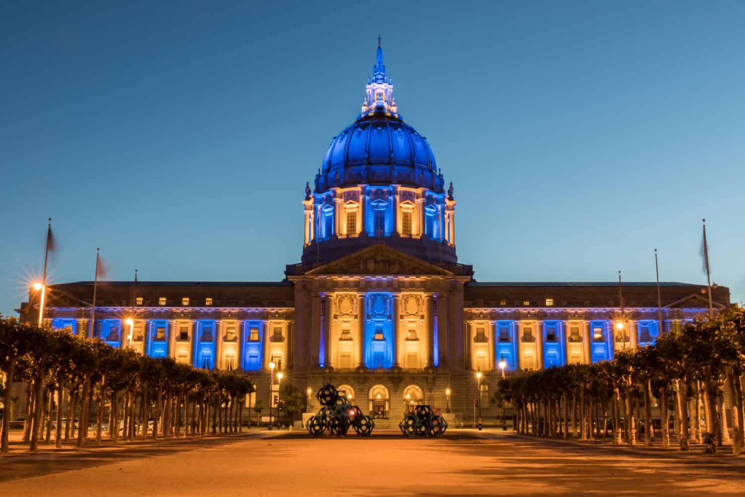 Il municipio di San Francisco è illuminato in blu e giallo dei Golden State Warriors.  San Francisco, California, Stati Uniti.