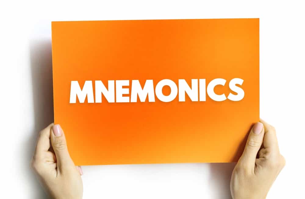 Mnemonici - strategia didattica progettata per aiutare gli studenti a migliorare la loro memoria di informazioni importanti, concetto di testo sulla carta