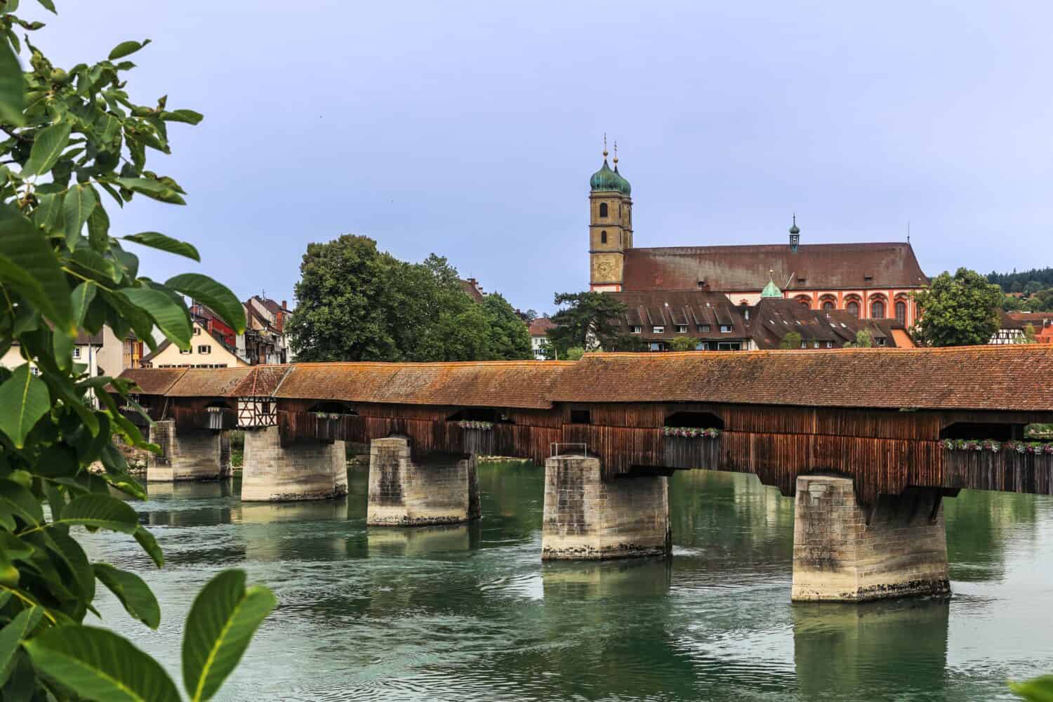 Il Reno con lo storico ponte di legno e Fridolins munster a Bad Saeckingen in estate, Germania