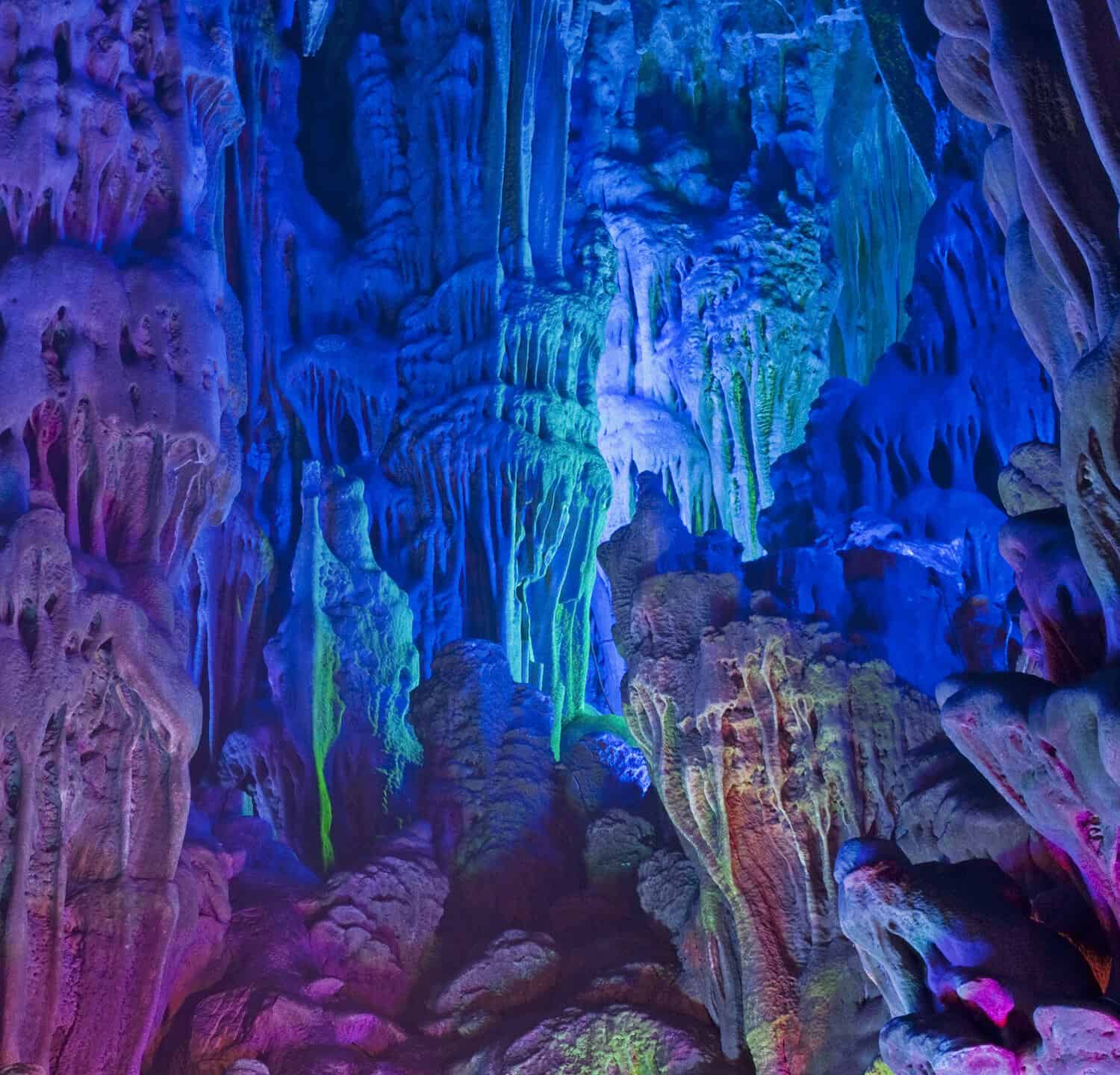 Le grotte del flauto di canna splendidamente illuminate che mostrano il 