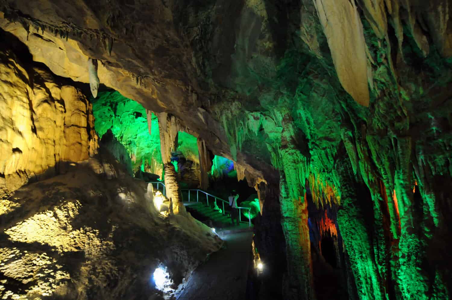 La grotta di Furong di Wulong nel Parco geologico nazionale del Carso, Chongqing della Cina, è una delle più grandi grotte calcaree del mondo, con molte stalagmiti e stalattiti colorate
