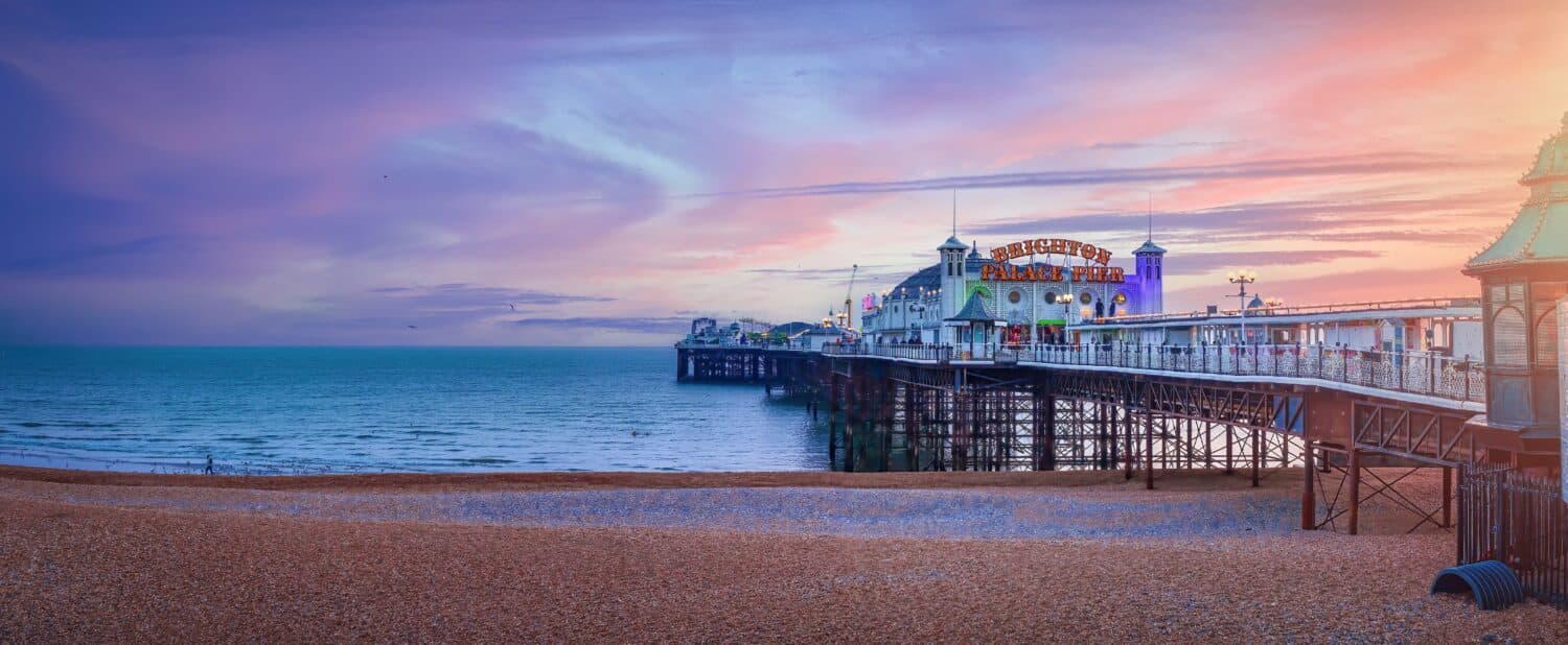 Molo di Brighton, Regno Unito durante il tramonto L'Inghilterra