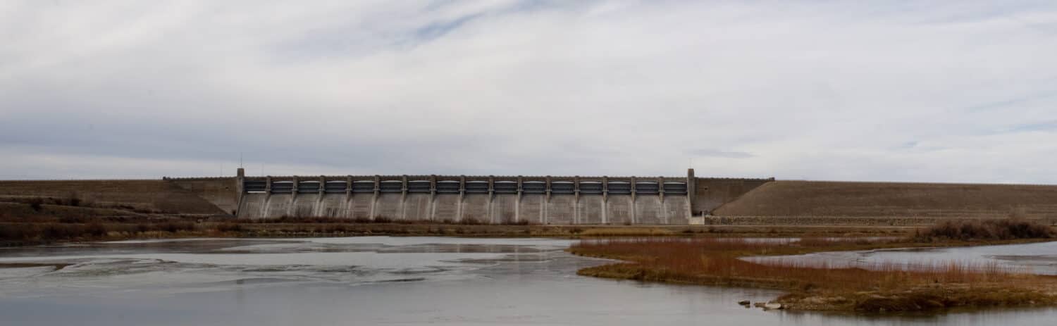 Ampia vista panoramica del fronte della diga che forma John Martin Reservoir sul fiume Arkansas vicino a Lamar, Colorado.