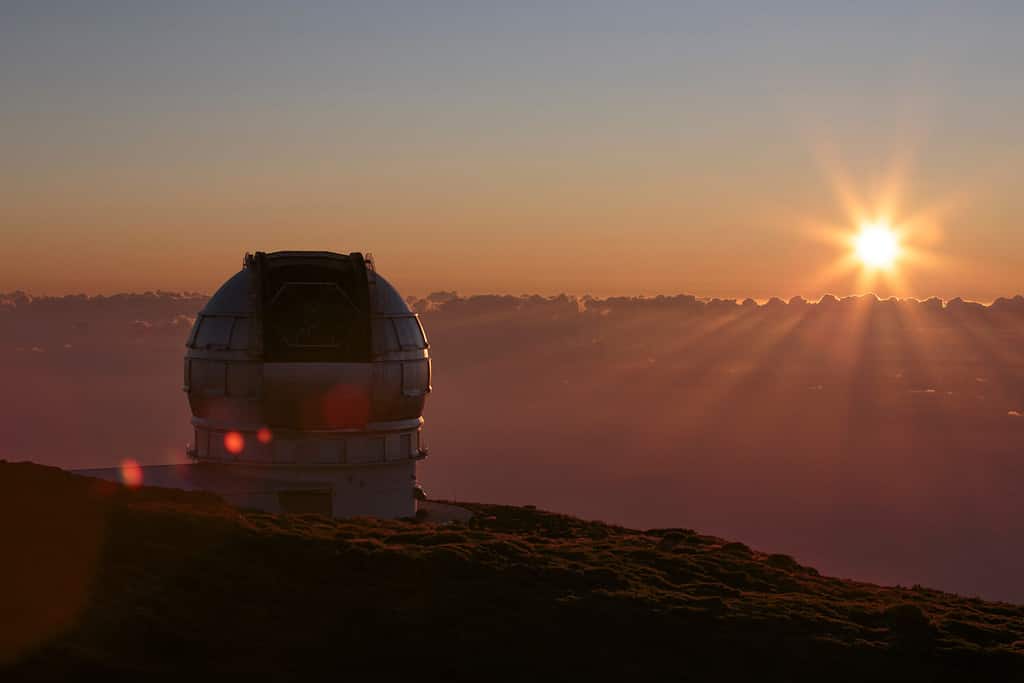 Tramonto a el Roque de los Muchachos mentre il Gran Telescopio Canarias apre la sua cupola